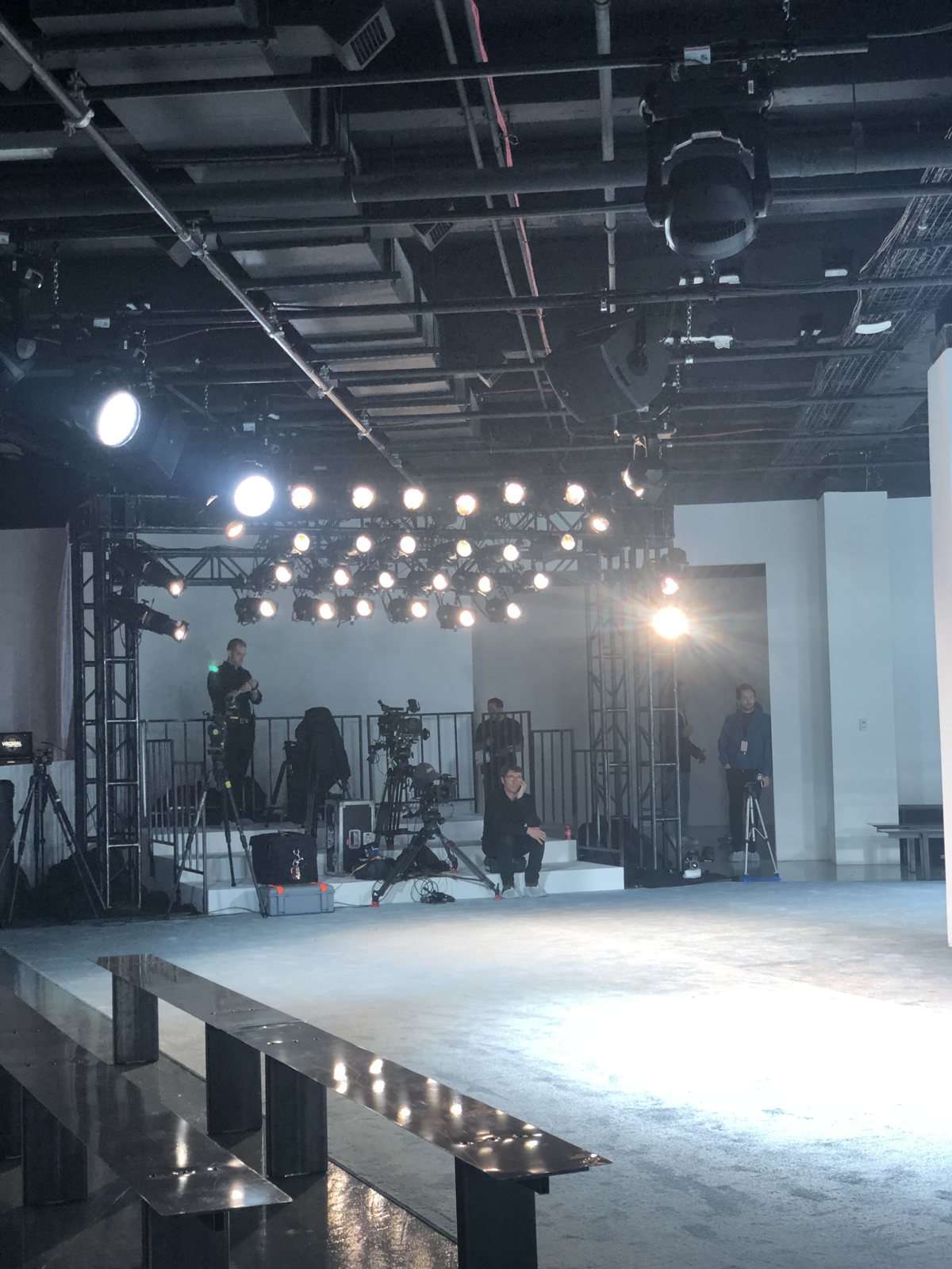 Runway set and camera riser